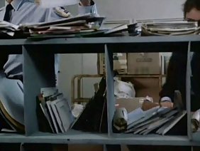 परिपक्व माँ ने अपने बेटे को एक हैंडजोब के लिए पाया और उसे एक स्तन बनाने में मदद की