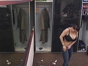 आदमी बिस्तर पर उसकी बिल्ली में जर्मन फ्राइज़