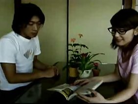 बूढ़े दादा बेकार युवा फूहड़ बीयर पीते हुए