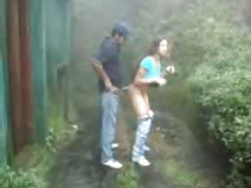 एक काले डिक पर सुडौल लड़की रसदार कूद