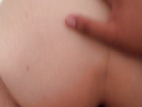 एक भव्य गधे के साथ अंधेरे बालों वाली सुंदरता उसके राजकुमार के लिए इंतजार कर रही थी