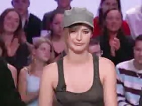 हेइफ़र एक बड़े और मोटे आदमी की कंपनी को अपनाते हैं