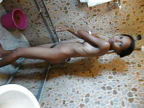 विशाल गधे के साथ दो महिलाओं को एक काले आदमी बकवास