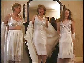 एक कुंवारी जवान प्रेमिका को गोली मार दी