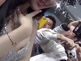 दोस्त जानता है कि एक महिला के पास जी का एक बिंदु कहां है और इसका उपयोग करता है