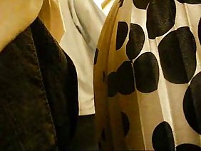 मेज पर एक शांत बकवास पर एक परिपक्व महिला फैलाओ