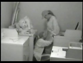 रूसी दास पुरुषों को छीलते हैं