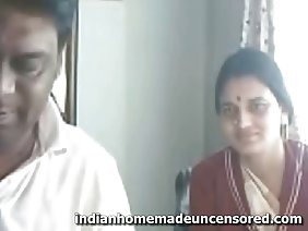 एक युवा अप्सराएँ अपने दोस्त के बड़े सफेद मुर्गा की सवारी करती हैं।