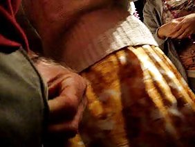 एक युवा सदस्य को सोफे पर लिटाया और लगाया