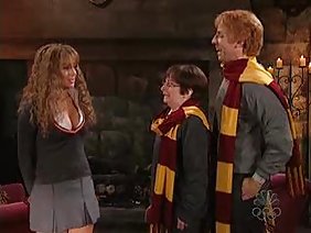 हॉट चिक ब्वॉयफ्रेंड के लिंग पर उछलती है