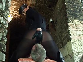 गर्म श्यामला गुदा खींचती है और फिर बकवास करती है