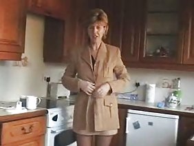 दादी खुद को एक सवार और गाजर के साथ हथौड़ा मार रही है