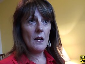 परिपक्व रूसी मंदा ने खुद को बाथरूम में खरीदा था