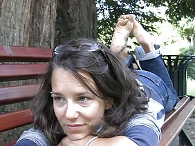 लड़का अपनी प्रेमिका के पैर को कार में रखता है