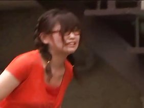 युवा टीना की चूत को सहलाता है और उसे शुक्राणु से भर देता है