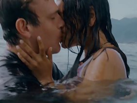 एक शांत कार के सामने की सीट में एक स्पष्ट लड़की fucks