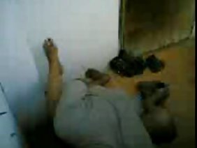 एक बड़े ट्रंक पर रूसी लड़की को लुढ़का