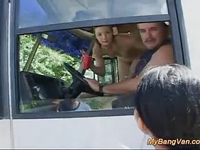 गर्म श्यामला हस्तमैथुन करता है और आकर्षण दिखाता है