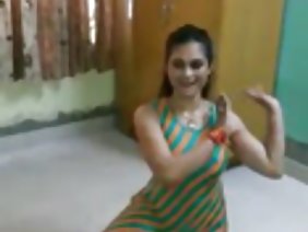 डॉक्टर के सामने गड़बड़ से रूसी कुंवारी