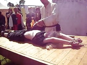 दो गोरा सुंदरियों ने एक आदमी द्वारा गड़बड़ कर दिया