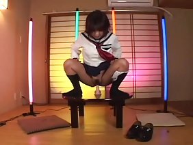 रबर डिक के साथ श्यामला हस्तमैथुन और pussing