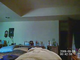 दोनों हाथों से आदमी के डिक को मरोड़ने से रसदार होमवर्क पर