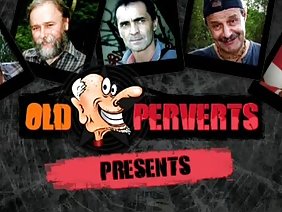 बंधी हुई गुलाम ने सुंदर मालकिन की चूत को मोज़ा में डाल दिया