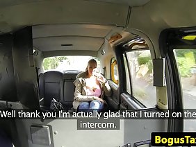 संचिका मालिश करनेवाली मेज पर ग्राहक fucks