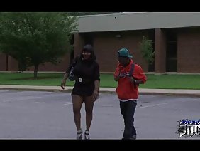 पेशी पुरुष ने एक बड़े ट्रंक के साथ योनि की सुंदरता को बढ़ाया