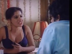 प्रेमिका मुर्गा पूरी तरह से चूसती है और अपने पैरों को फैलाती है