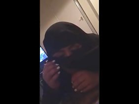 मोलोडुहा गेंदों पर विनम्र दोस्त की पिटाई करता है