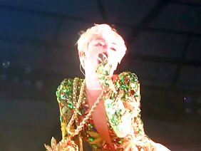 हॉट सौतेली माँ ने सौतेले बच्चे और उसकी प्रेमिका को बहकाया