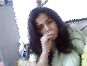 पार्क में रेड इंडियन शरारती बिल्ली और स्तन दिखाती है