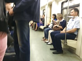 आदमी ने सभी छेदों में एक उत्साहित लड़की को गड़बड़ कर दिया