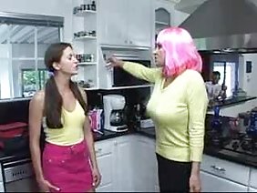 यार भव्य सुनहरे बालों वाली बिल्ली गोरा licks और उसे चूसना करने के लिए देता है