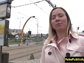 यंग लिबर्टिन ने अपनी मालकिन के छेद को बाहर निकाला और गुदा में शेव किया