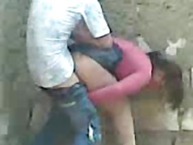चुलबुली लड़की पोज़ देती है और बालों को दिखाती है