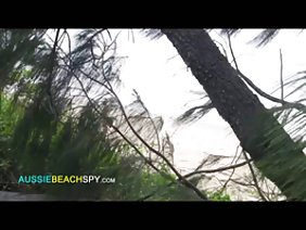 घुंघराले सोने वाली लड़की ने यह भी नहीं देखा कि उसके स्तन और चूत धीरे से सहलाने लगे