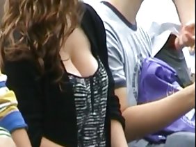 बिल्ली और रूसी obkonchal युवा लड़की के चेहरे में गड़बड़