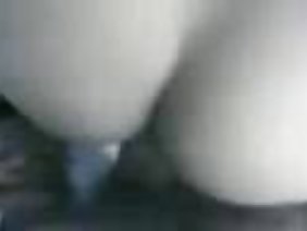 युवा गोरा दो मजबूत लोगों द्वारा गड़बड़ कर दिया