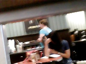 गैंगस्टर ने लगभग एक युवा लड़की को अपनी चूत में फसाया