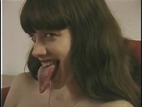 सफेद मोज़ा में युवा लड़की बिल्ली में एक डिक मारा