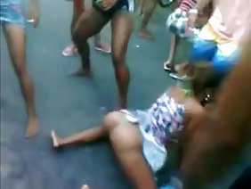 नशे में मोटी माँ ने छोटे बेटे को तंग किया