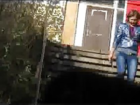 प्रकृति पर गधा गोरा में एक डिक स्क्वर्ट