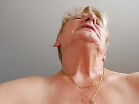 खींचता है युवा सुंदरता और यह licks