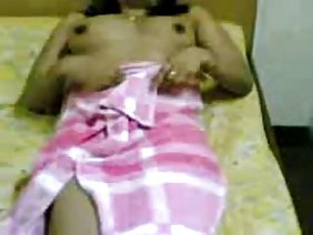 वह एक दोस्त बेकार है के रूप में एक कैमरा लड़की लेता है