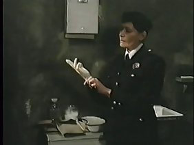 गड़बड़ सोफे पर रूसी रेड इंडियन लड़की