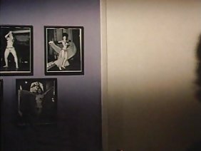 स्लट अपने सबसे अच्छे दोस्त के मुर्गा पर कूद रहा है