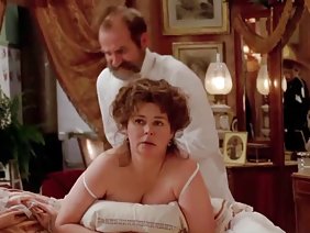 एक एनाल्जिक शैगी क्राल में हैमरिंग