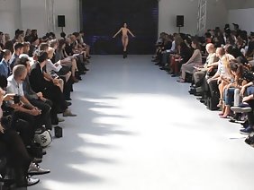 एक सेक्सी लड़की को चोदने का वीडियो शूट करता है